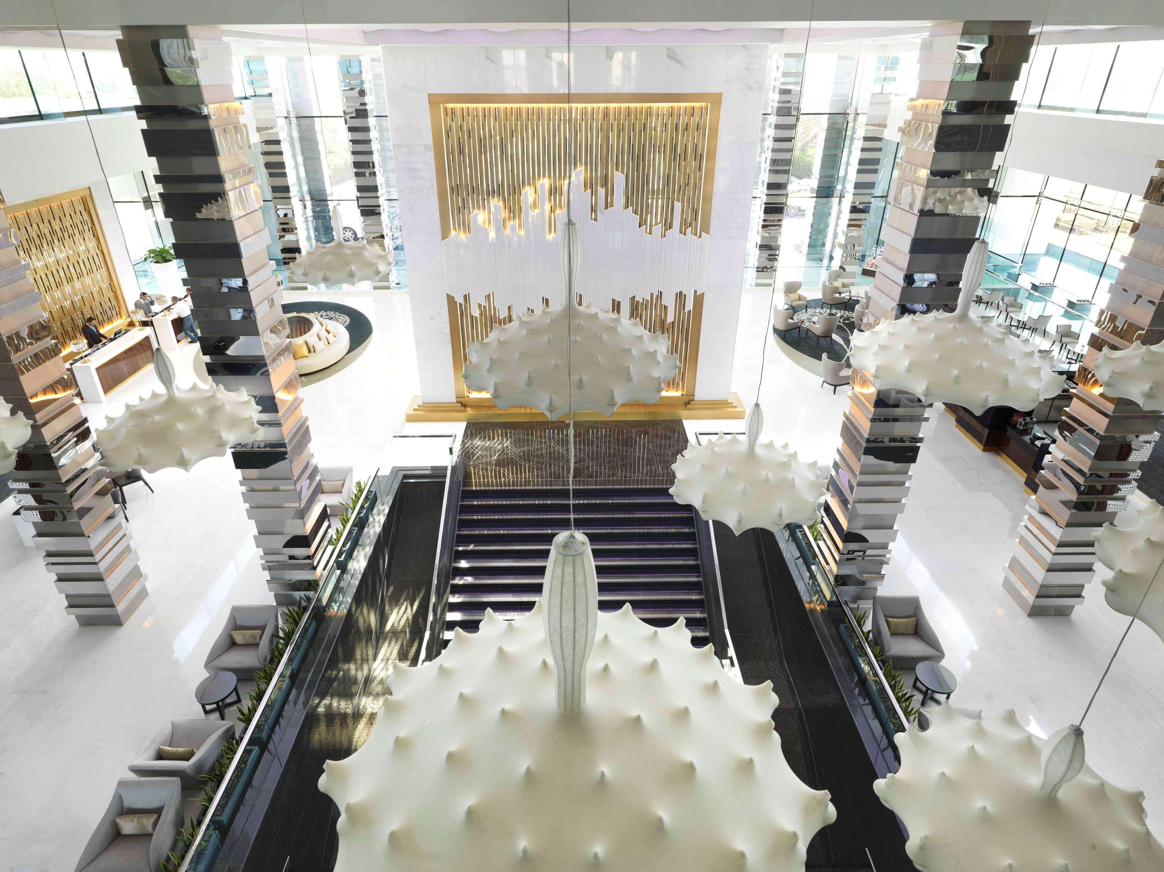 แฟร์ม้อนท์ แบบ ออล บาห์ร Hotel อาบูดาบี ภายนอก รูปภาพ The lobby of the hotel