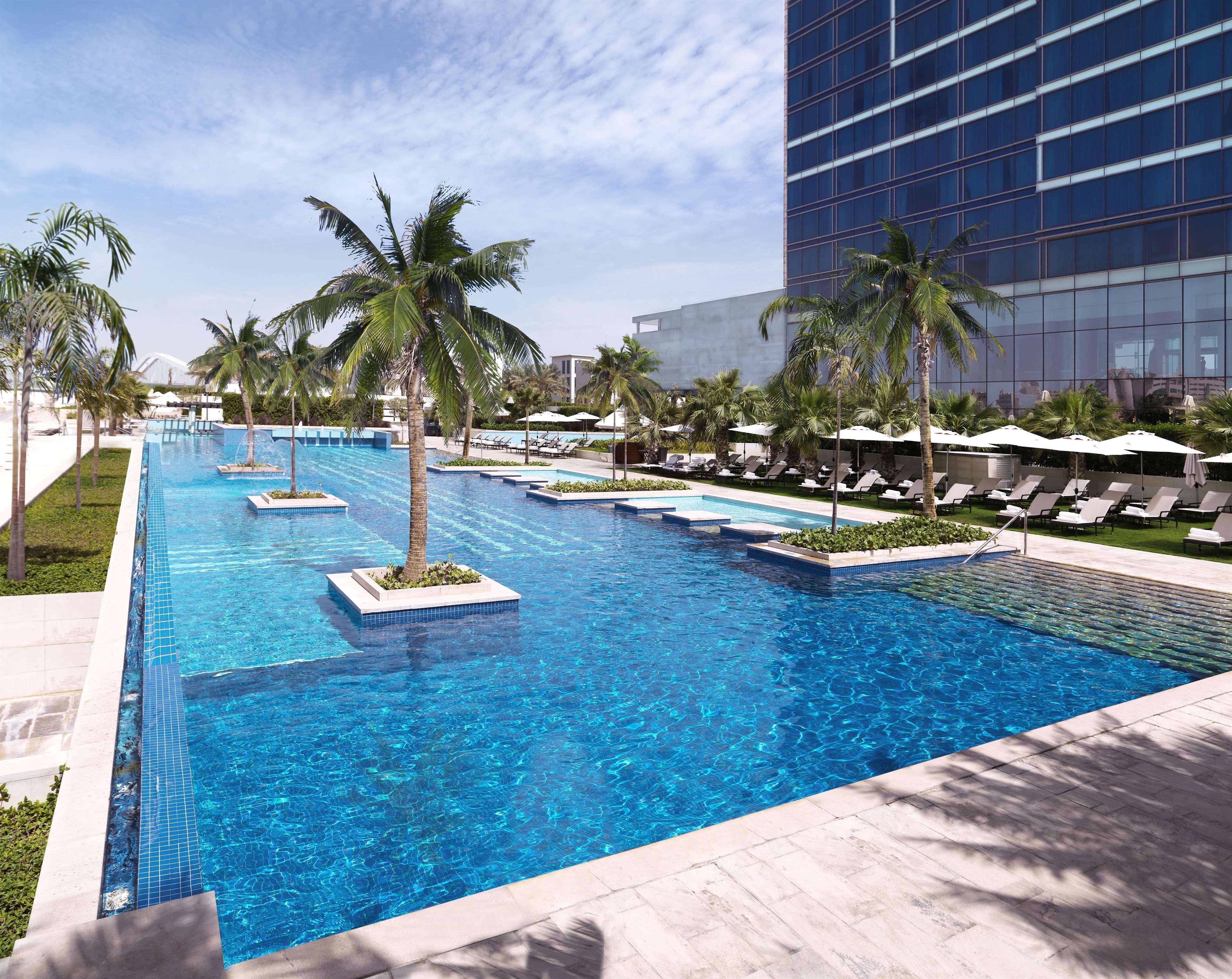แฟร์ม้อนท์ แบบ ออล บาห์ร Hotel อาบูดาบี ภายนอก รูปภาพ The swimming pool at the hotel