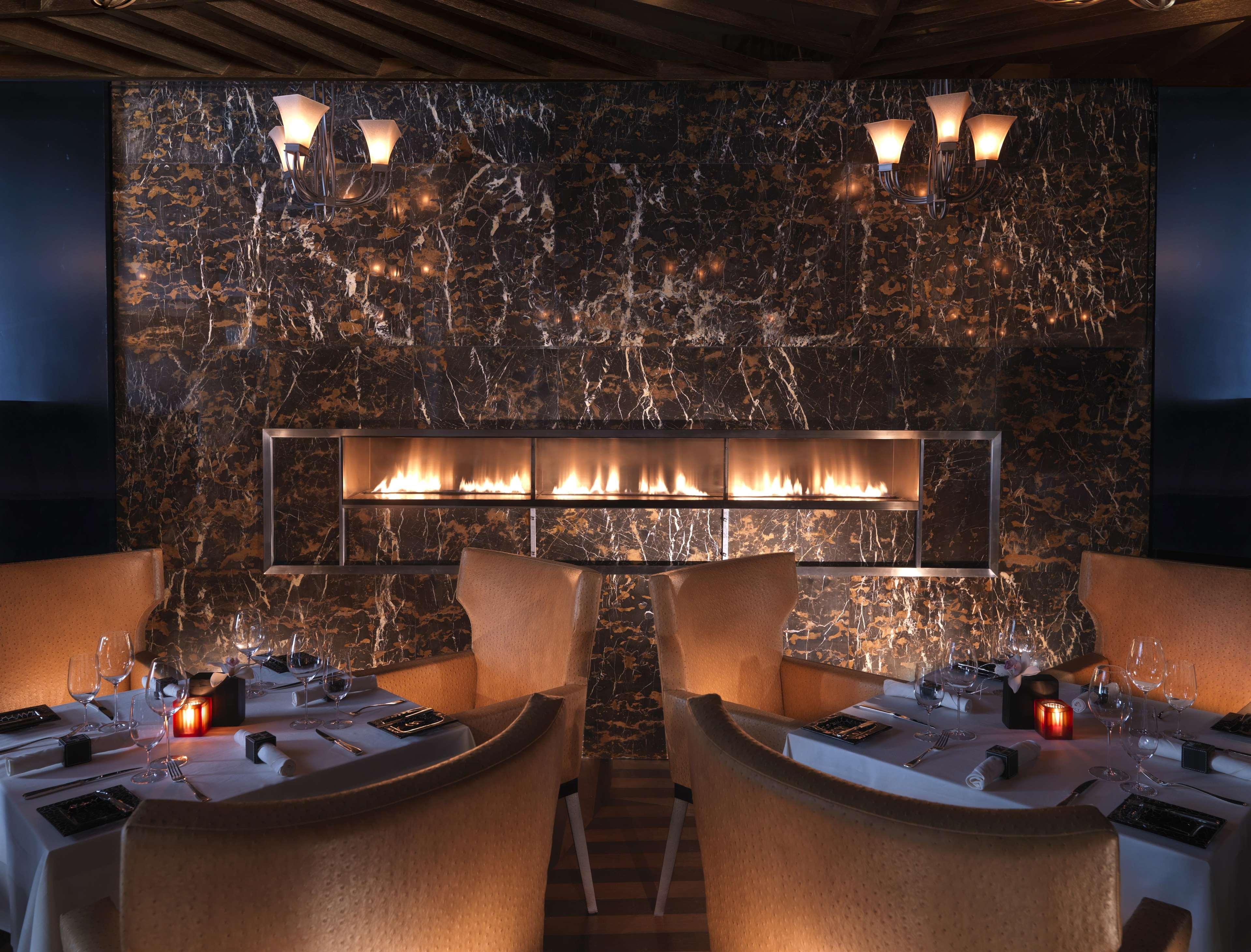 แฟร์ม้อนท์ แบบ ออล บาห์ร Hotel อาบูดาบี ภายนอก รูปภาพ The interior of the restaurant