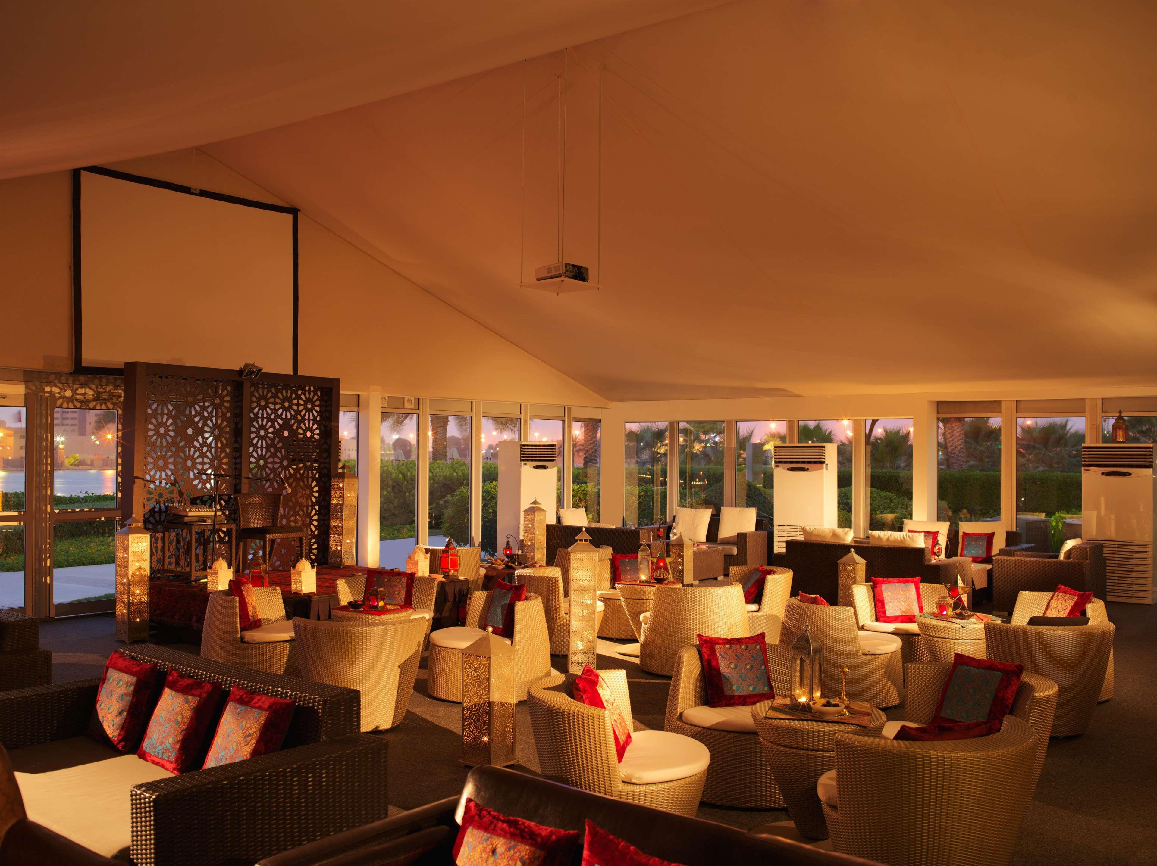 แฟร์ม้อนท์ แบบ ออล บาห์ร Hotel อาบูดาบี ภายนอก รูปภาพ The interior of the lounge