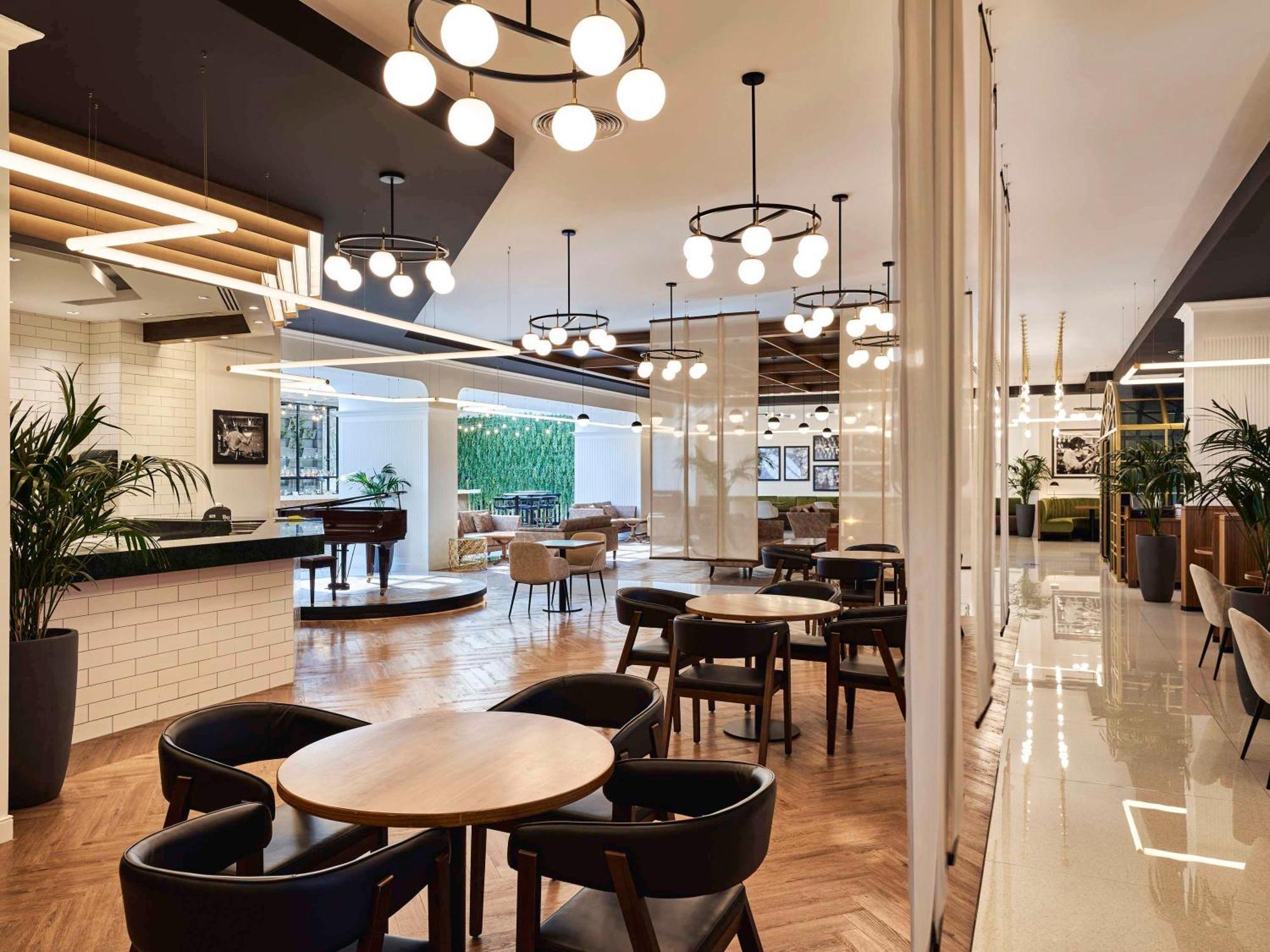 แฟร์ม้อนท์ แบบ ออล บาห์ร Hotel อาบูดาบี ภายนอก รูปภาพ The lounge at Istanbul Ataturk Airport