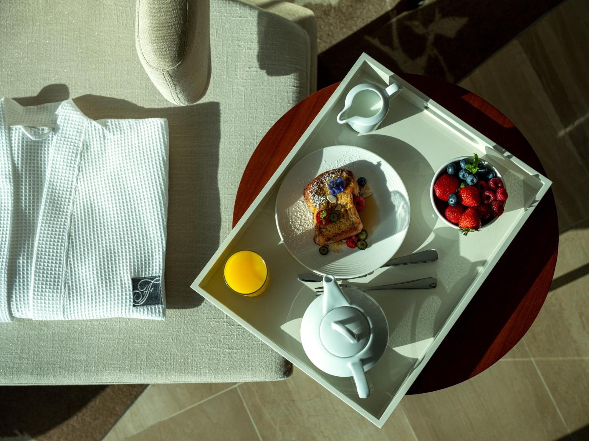 แฟร์ม้อนท์ แบบ ออล บาห์ร Hotel อาบูดาบี ภายนอก รูปภาพ Room service