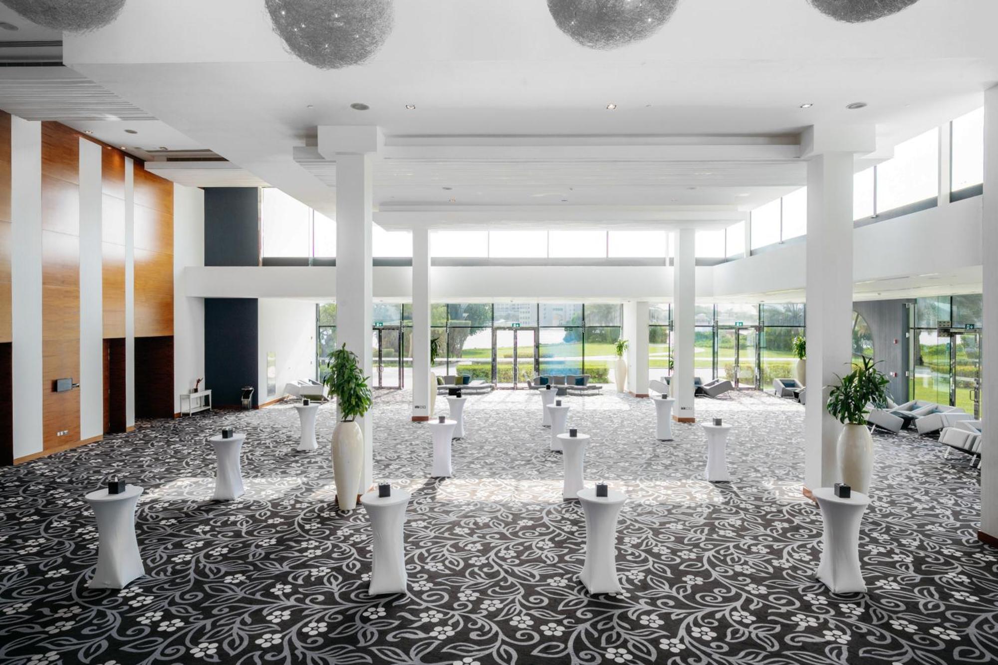 แฟร์ม้อนท์ แบบ ออล บาห์ร Hotel อาบูดาบี ภายนอก รูปภาพ Interior of the hotel