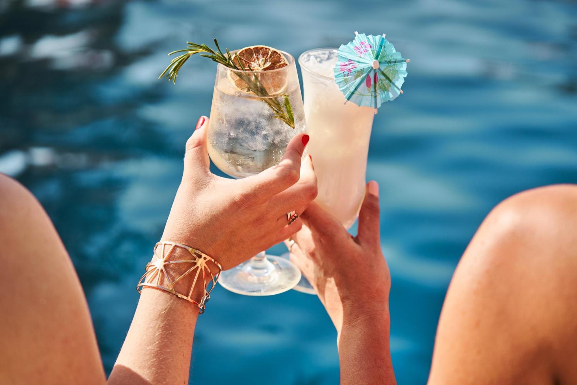 แฟร์ม้อนท์ แบบ ออล บาห์ร Hotel อาบูดาบี ภายนอก รูปภาพ A couple of cocktails