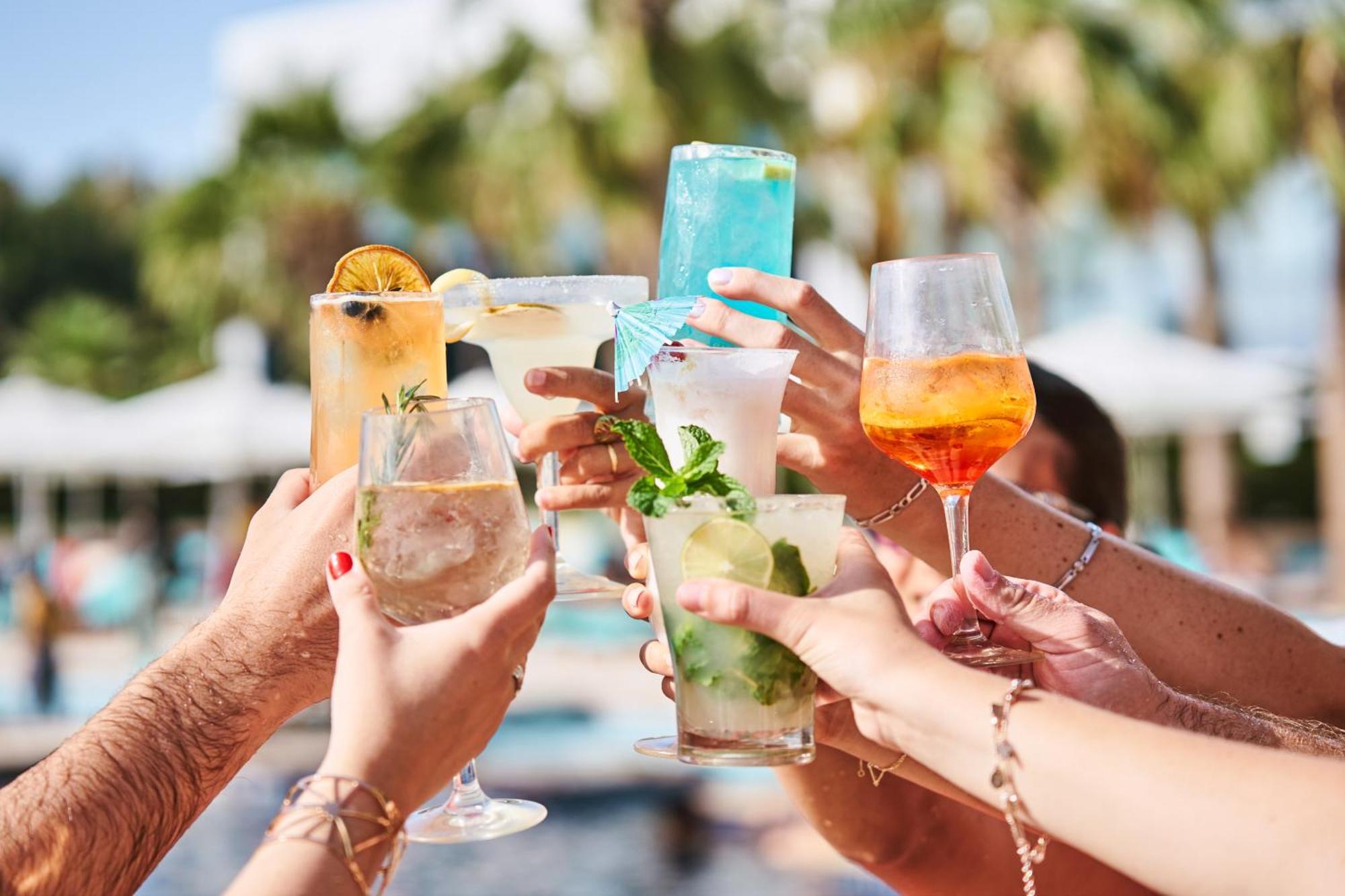 แฟร์ม้อนท์ แบบ ออล บาห์ร Hotel อาบูดาบี ภายนอก รูปภาพ Cocktails