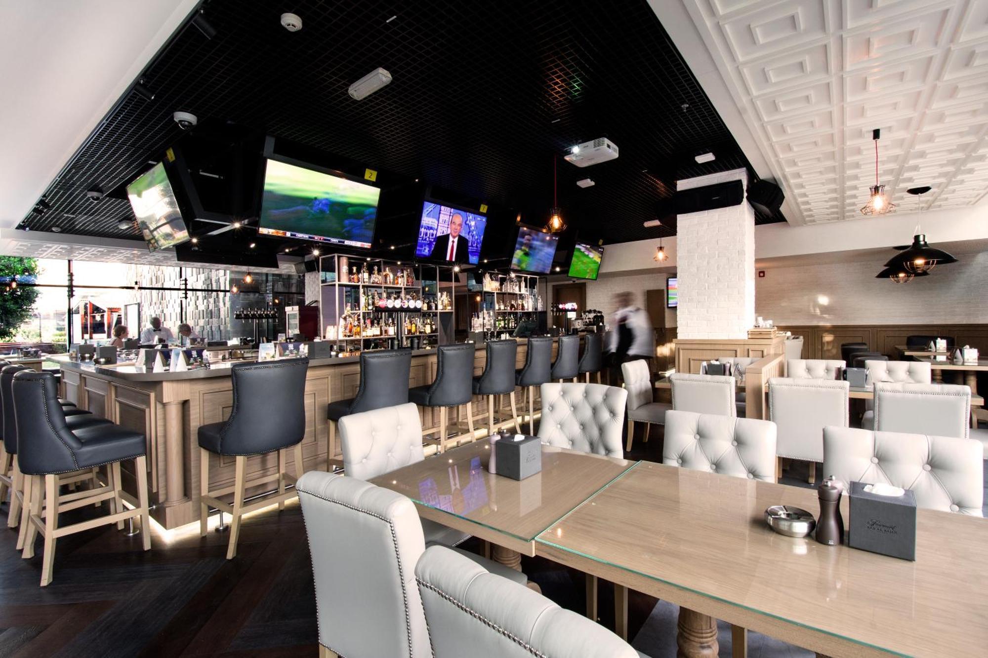 แฟร์ม้อนท์ แบบ ออล บาห์ร Hotel อาบูดาบี ภายนอก รูปภาพ The interior of a typical restaurant