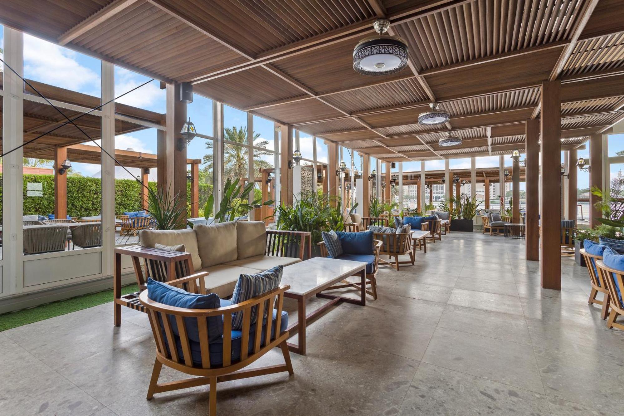 แฟร์ม้อนท์ แบบ ออล บาห์ร Hotel อาบูดาบี ภายนอก รูปภาพ The rooftop lounge at the hotel