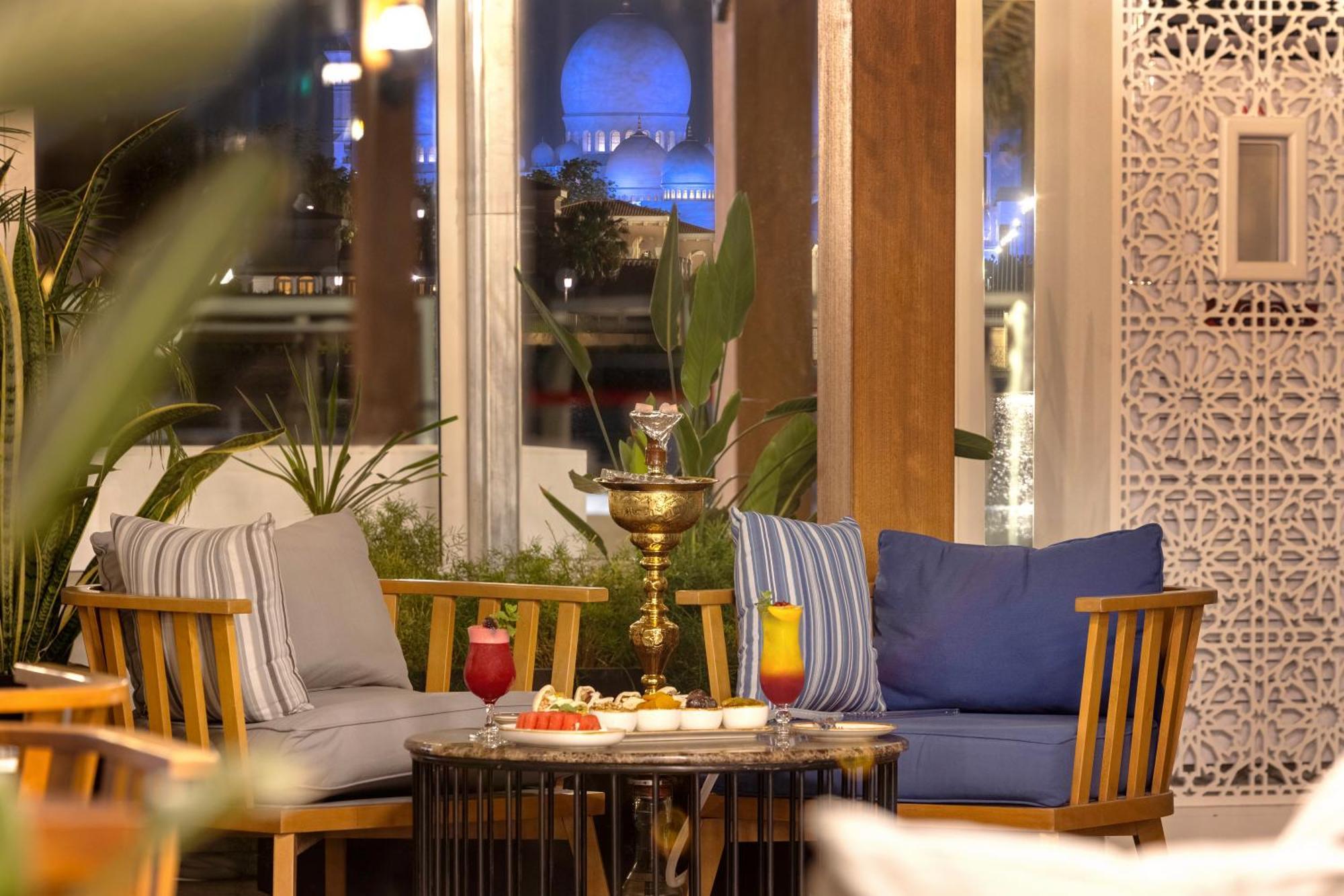 แฟร์ม้อนท์ แบบ ออล บาห์ร Hotel อาบูดาบี ภายนอก รูปภาพ The lounge at the airport