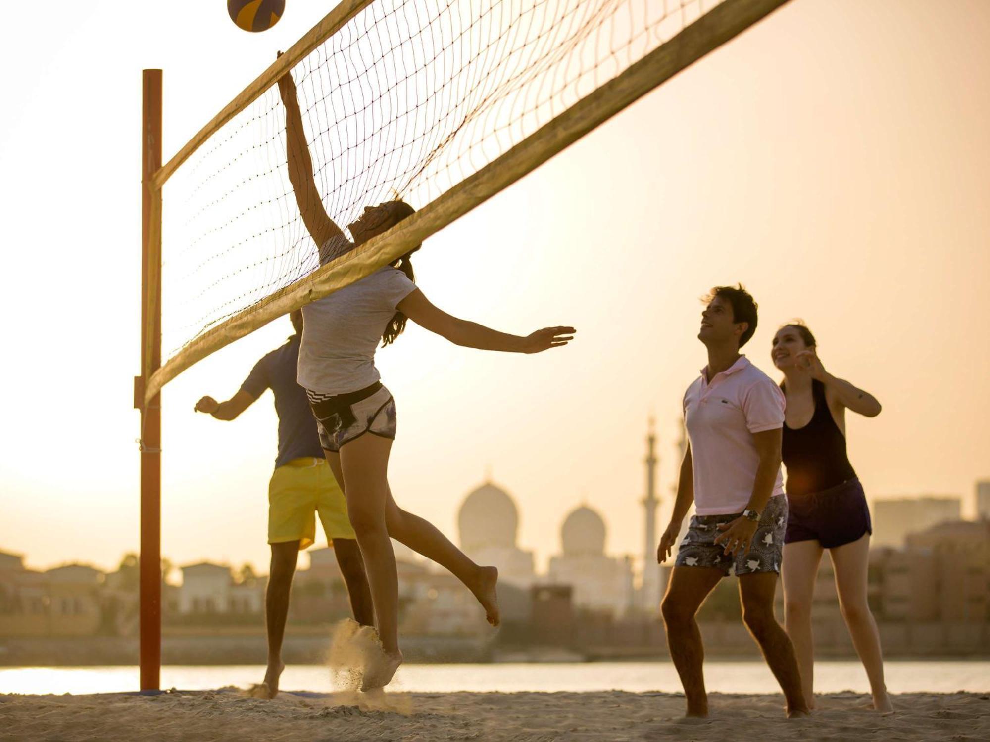 แฟร์ม้อนท์ แบบ ออล บาห์ร Hotel อาบูดาบี ภายนอก รูปภาพ Beach volleyball