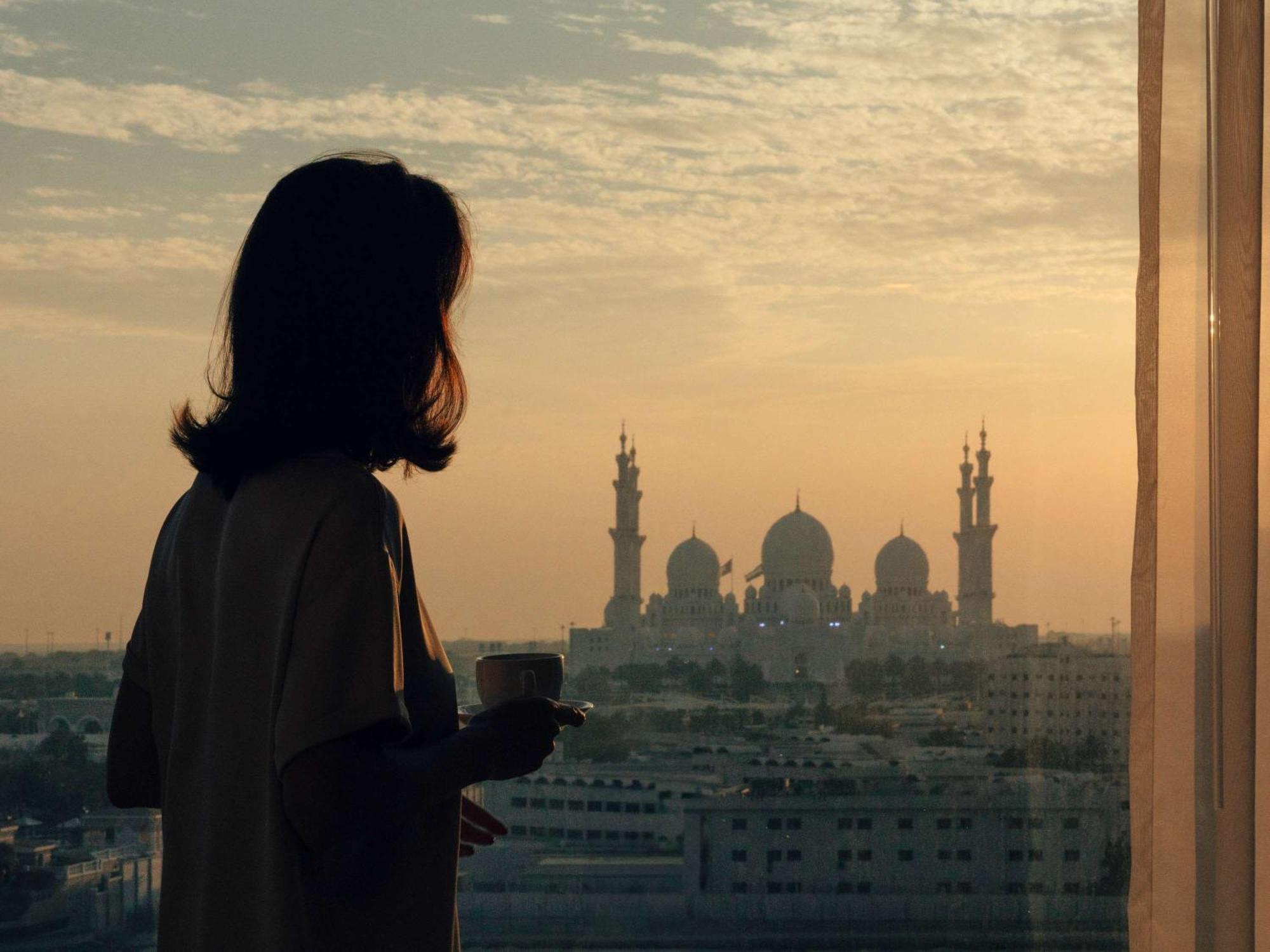 แฟร์ม้อนท์ แบบ ออล บาห์ร Hotel อาบูดาบี ภายนอก รูปภาพ A woman in Riyadh
