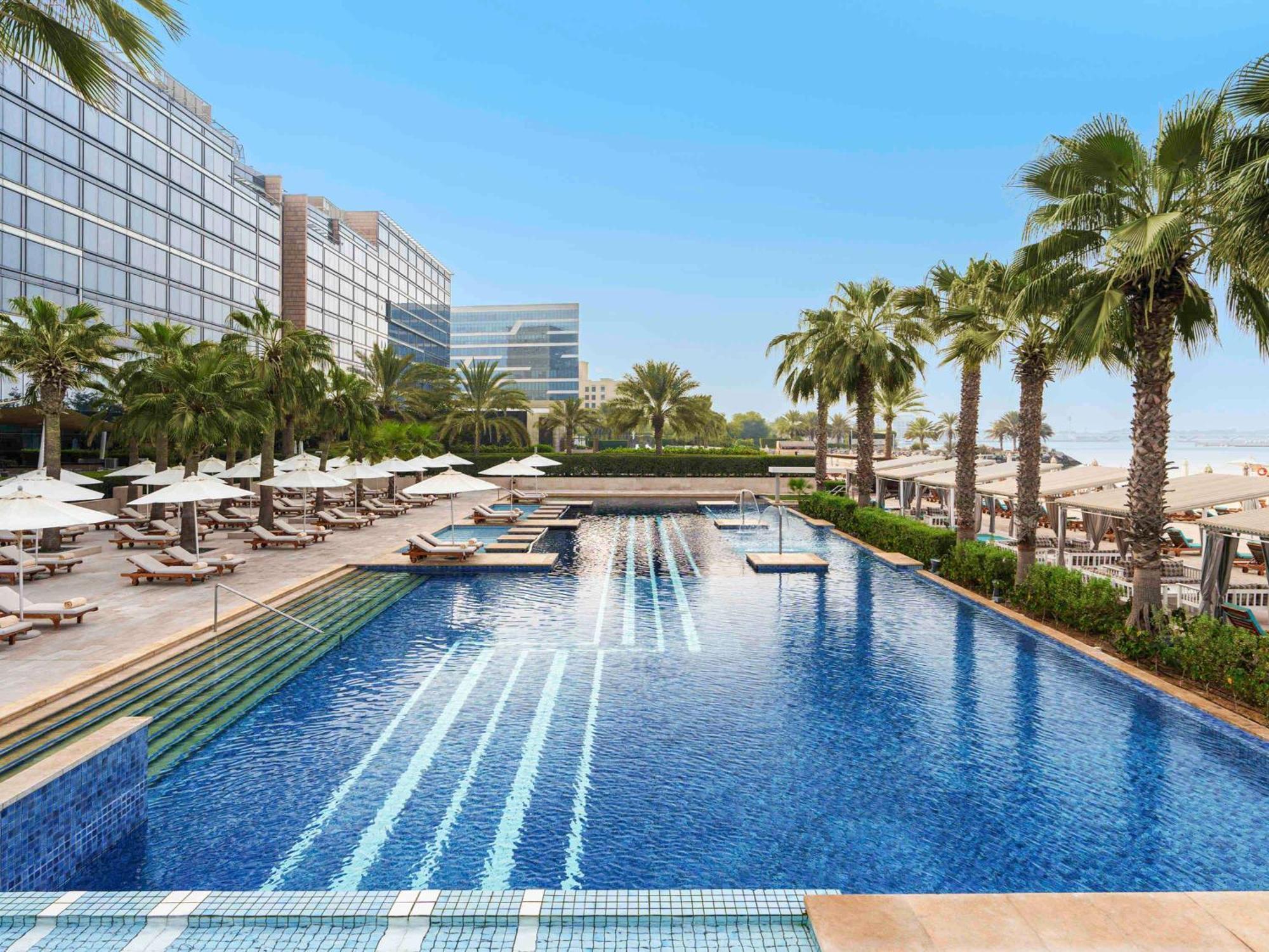 แฟร์ม้อนท์ แบบ ออล บาห์ร Hotel อาบูดาบี ภายนอก รูปภาพ The pool at the Westin Dubai
