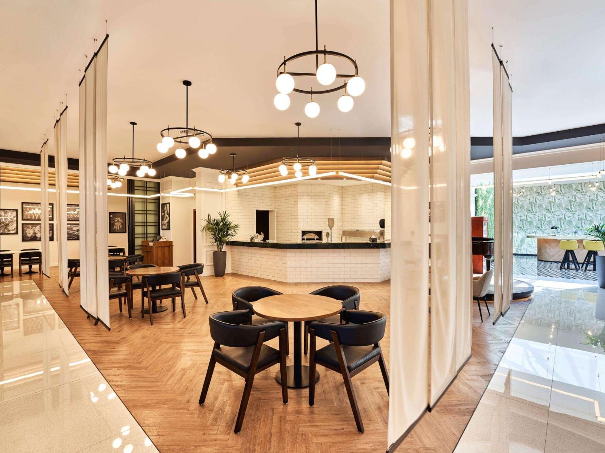แฟร์ม้อนท์ แบบ ออล บาห์ร Hotel อาบูดาบี ภายนอก รูปภาพ The interior of the library