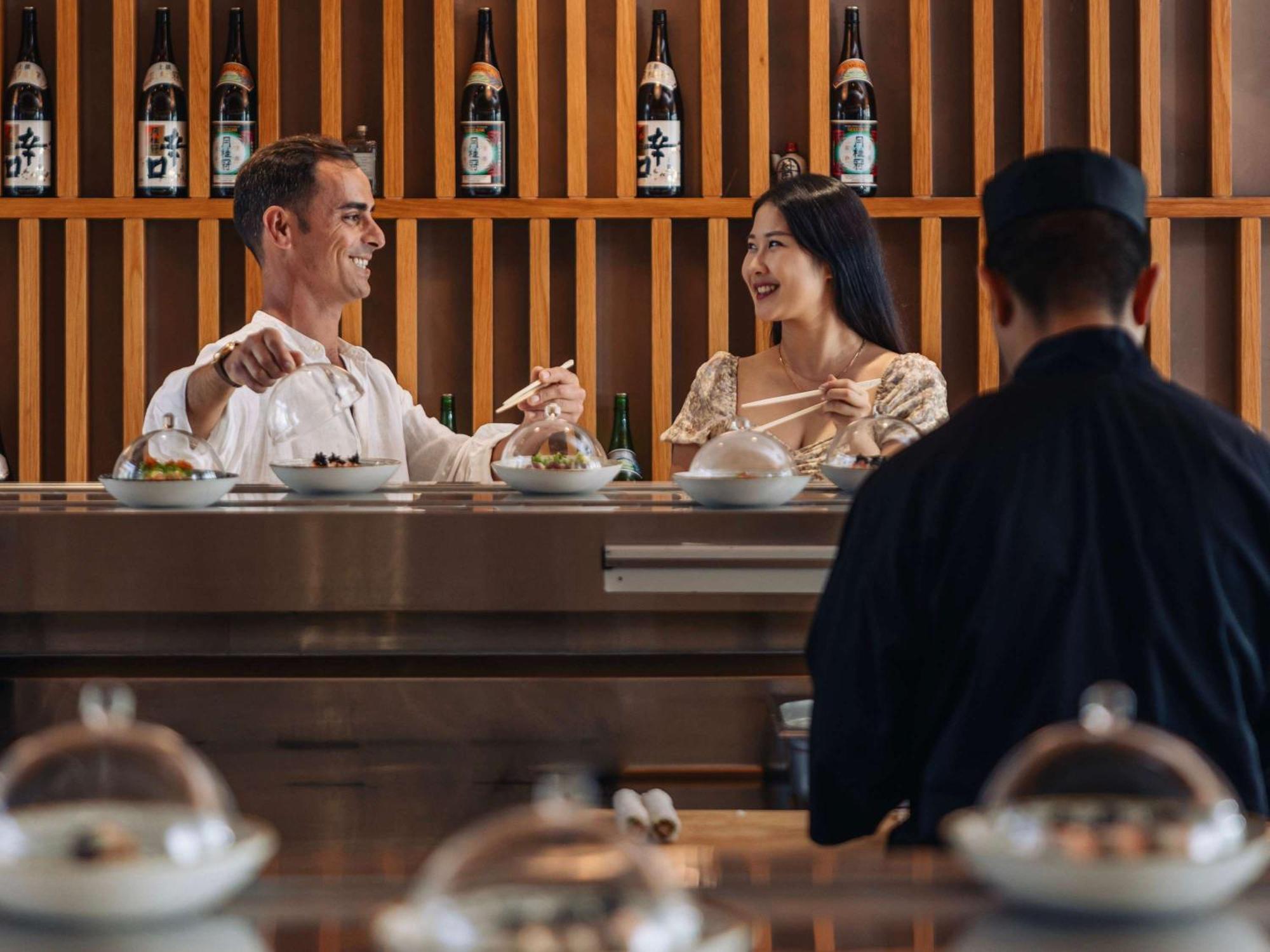 แฟร์ม้อนท์ แบบ ออล บาห์ร Hotel อาบูดาบี ภายนอก รูปภาพ Sushi Bar