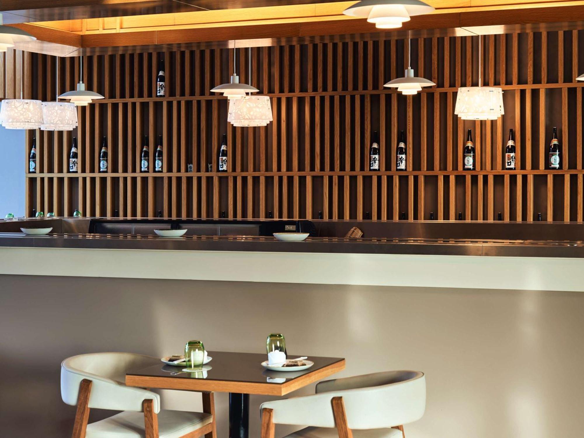 แฟร์ม้อนท์ แบบ ออล บาห์ร Hotel อาบูดาบี ภายนอก รูปภาพ The bar at the lounge