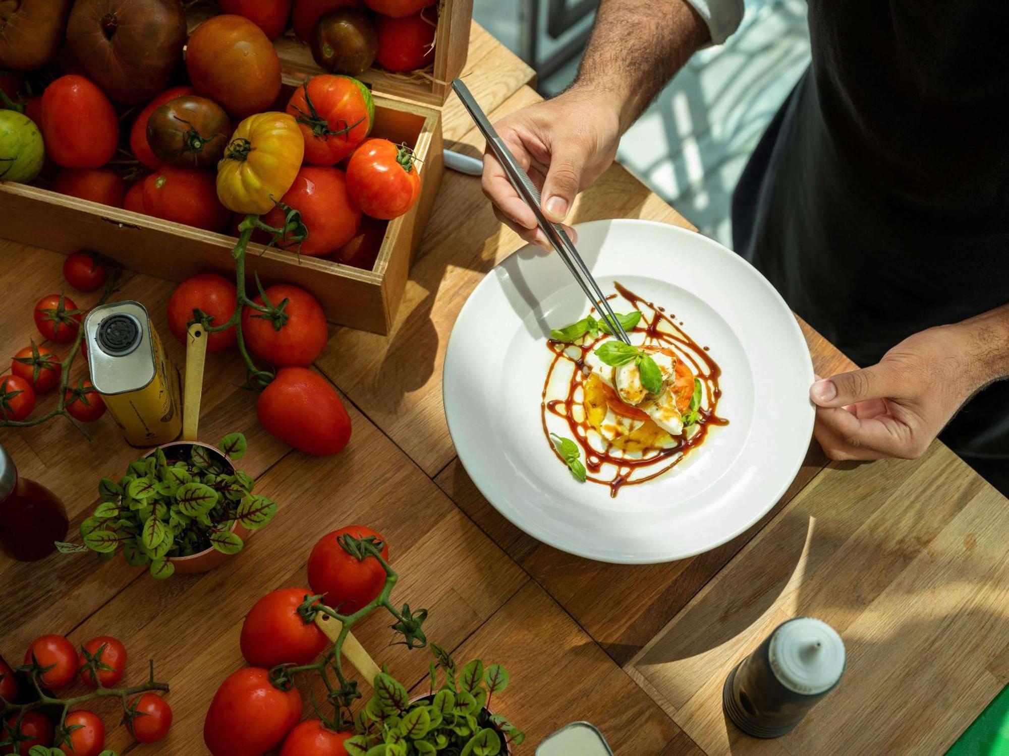 แฟร์ม้อนท์ แบบ ออล บาห์ร Hotel อาบูดาบี ภายนอก รูปภาพ A chef finishing a plate of food