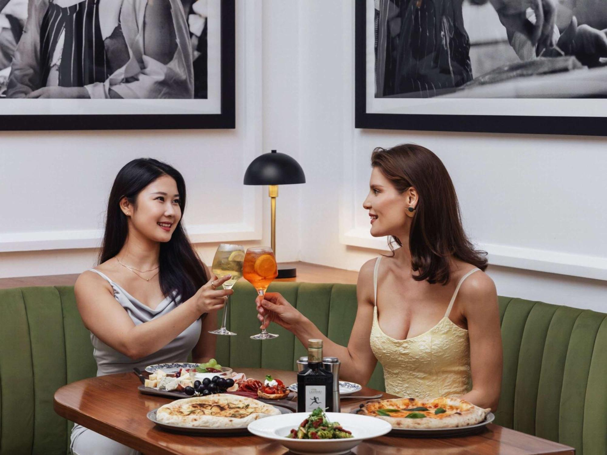 แฟร์ม้อนท์ แบบ ออล บาห์ร Hotel อาบูดาบี ภายนอก รูปภาพ The restaurant's interior